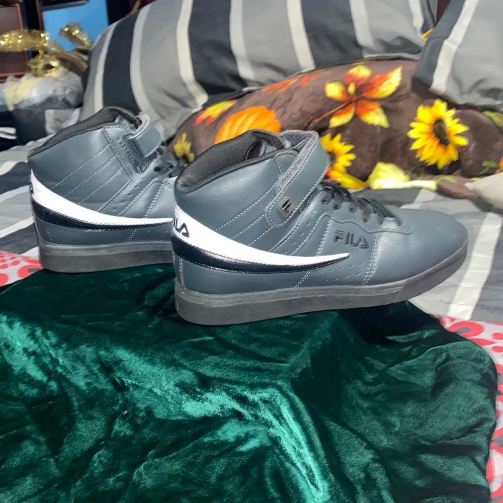 Men’s Fila shoe, gray, black and white